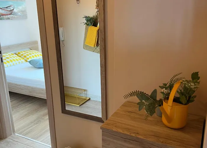 Apartment 8 Steps To The Pomorie